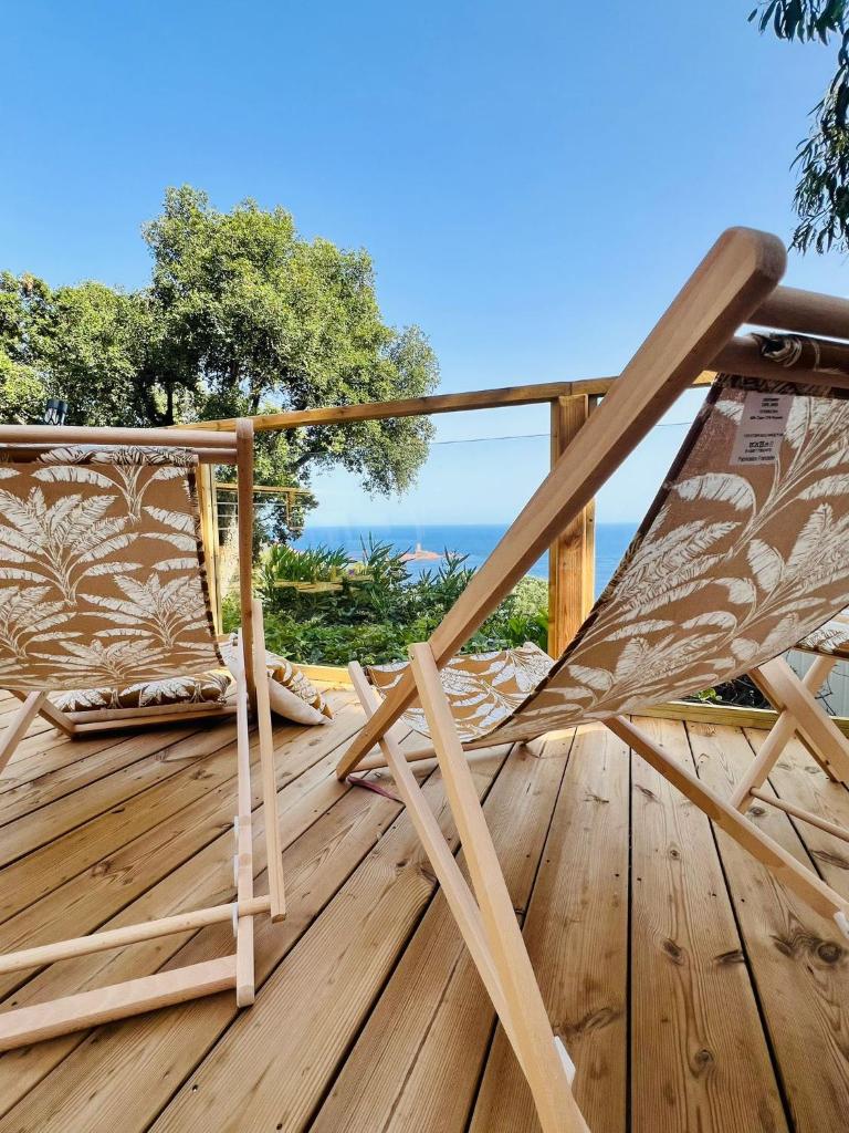 une terrasse en bois avec une chaise et une table dans l'établissement La Cabane de Bob - Saint-Raphael, à Saint-Raphaël