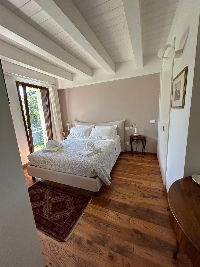 une chambre avec un lit blanc et une fenêtre dans l'établissement Poggio Ancisa Relais, à Casteldelci 14 autres photos