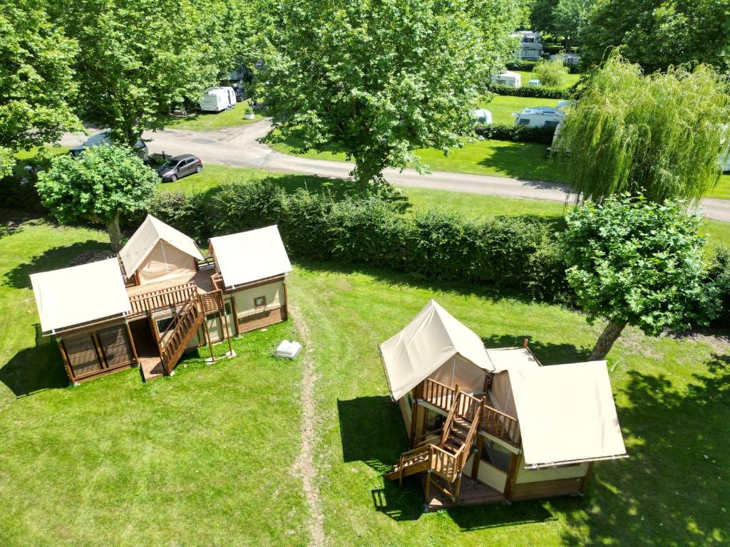 Vue de tête d'un groupe de tentes dans l'herbe dans l'établissement Camping De Thoissey ***, à Thoissey