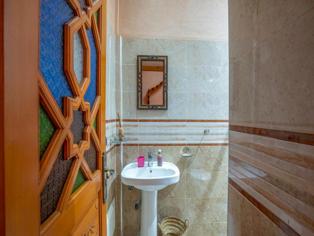 une salle de bain avec un lavabo et un miroir dans l'établissement Riad Majdoulina chez JIJI, à Marrakech