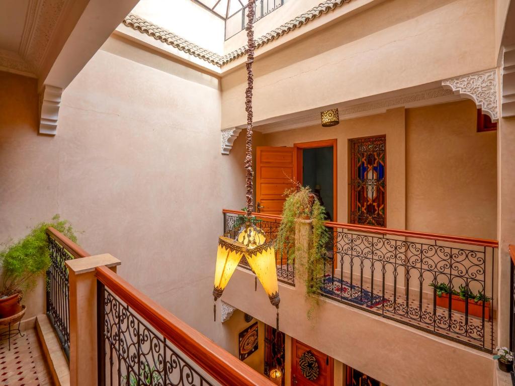 une maison avec une décoration de Noël sur un balcon dans l'établissement Riad Majdoulina chez JIJI, à Marrakech