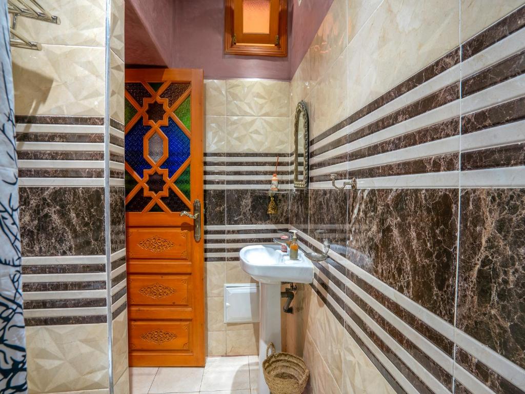 une salle de bain avec un lavabo et un miroir dans l'établissement Riad Majdoulina chez JIJI, à Marrakech