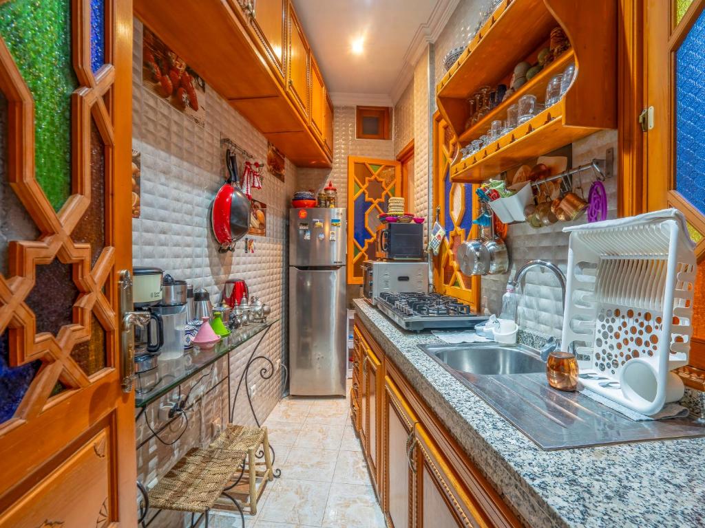 une cuisine avec un évier et un plan de travail dans l'établissement Riad Majdoulina chez JIJI, à Marrakech