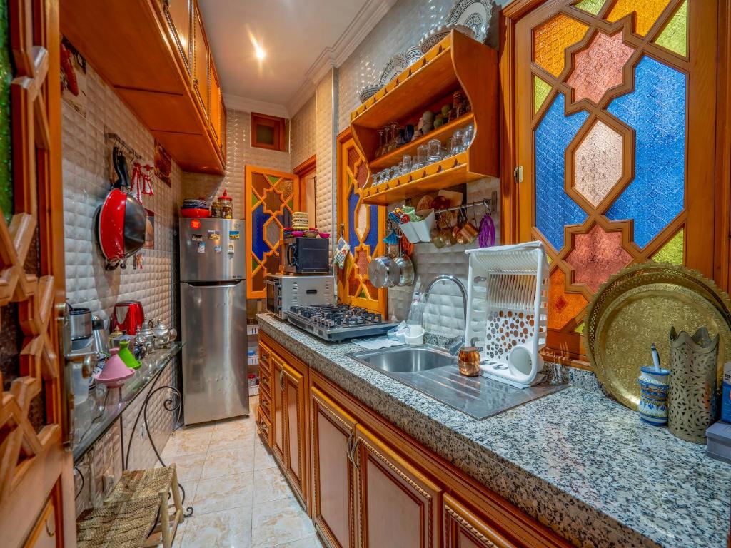 une cuisine avec un évier et un plan de travail dans l'établissement Riad Majdoulina chez JIJI, à Marrakech 37 autres photos