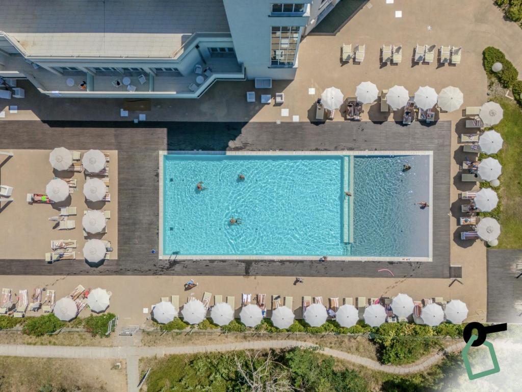 une vue aérienne d'une piscine dans un complexe hôtelier dans l'établissement HOTIDAY Room Collection - Tirrenia, à Tirrenia
