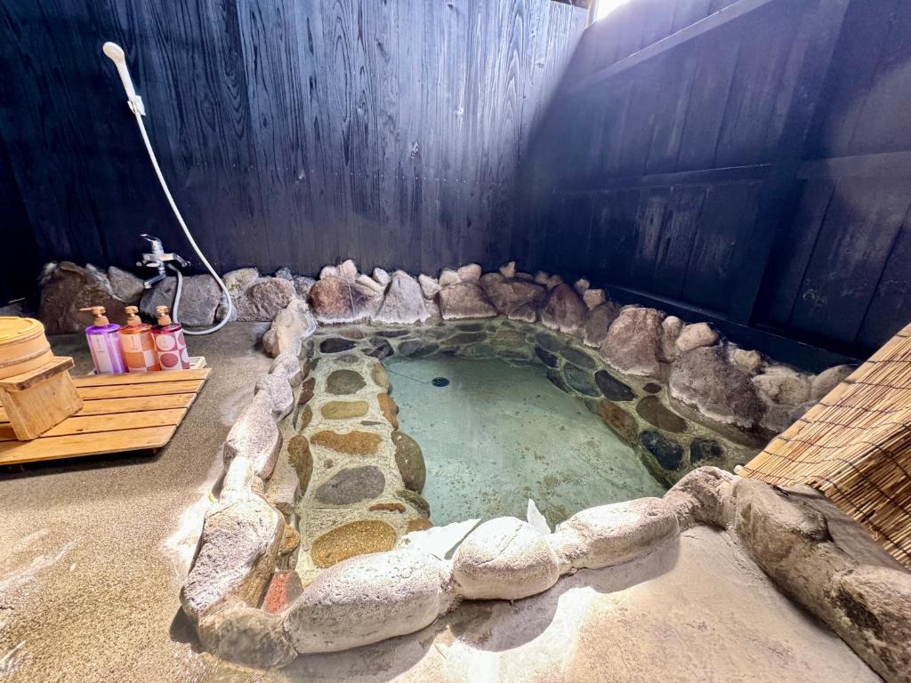 - une grande piscine d'eau dans la chambre dans l'établissement Oyado Tamayura 18 years or older, à Yufu