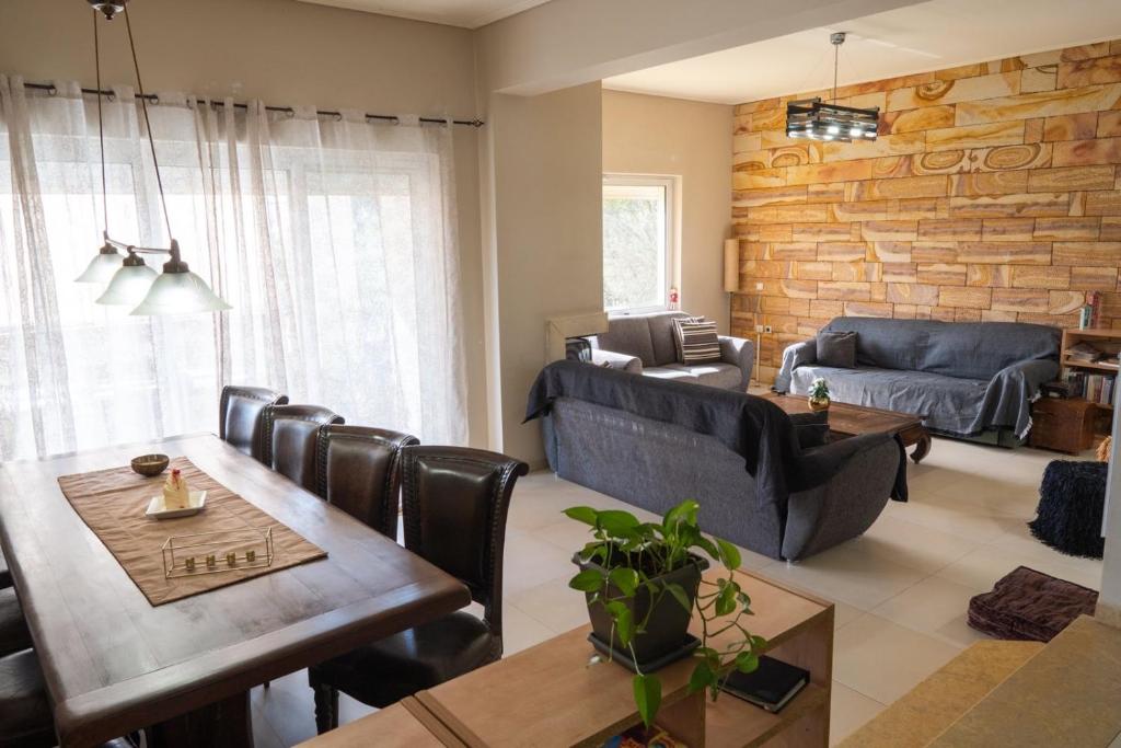 Angela quiet, modern house 1