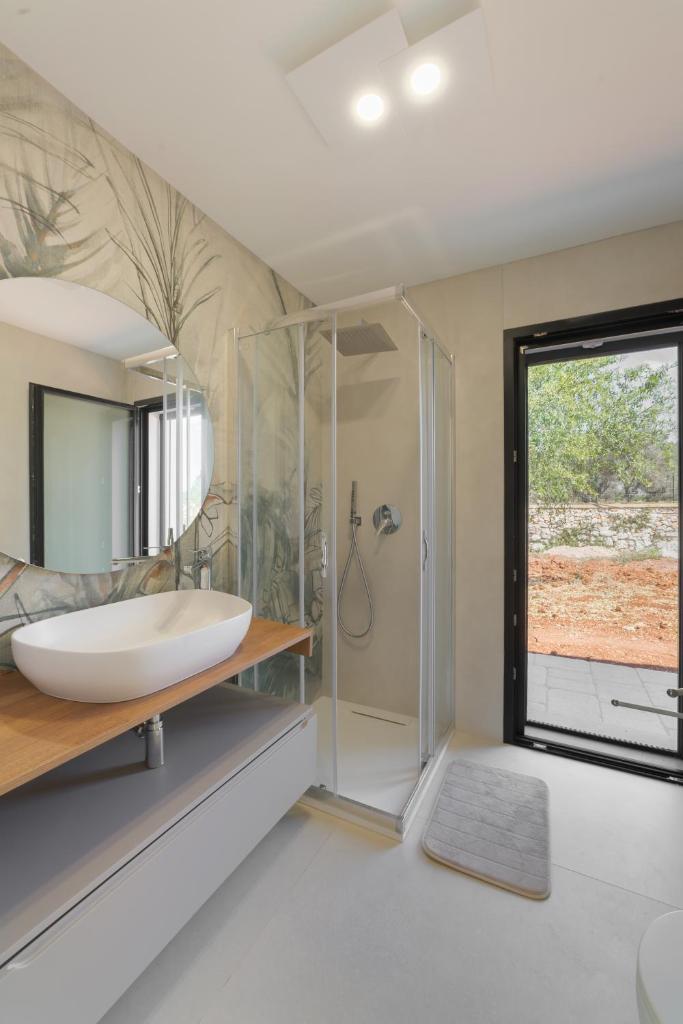 une salle de bain avec une baignoire, un lavabo et une douche dans l'établissement Villa Lorenbea by salentoltremare, à Castrignano del Capo