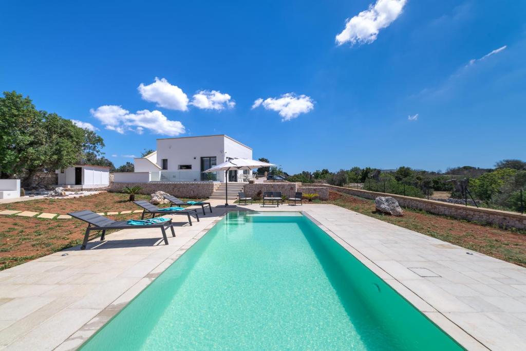 - une piscine dans l'arrière-cour d'une villa dans l'établissement Villa Lorenbea by salentoltremare, à Castrignano del Capo