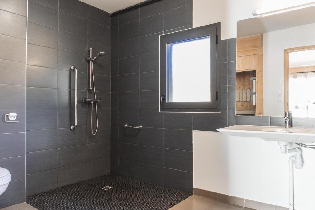 une salle de bain avec douche et lavabo dans l'établissement Les Bouviers, à Saint-Denis