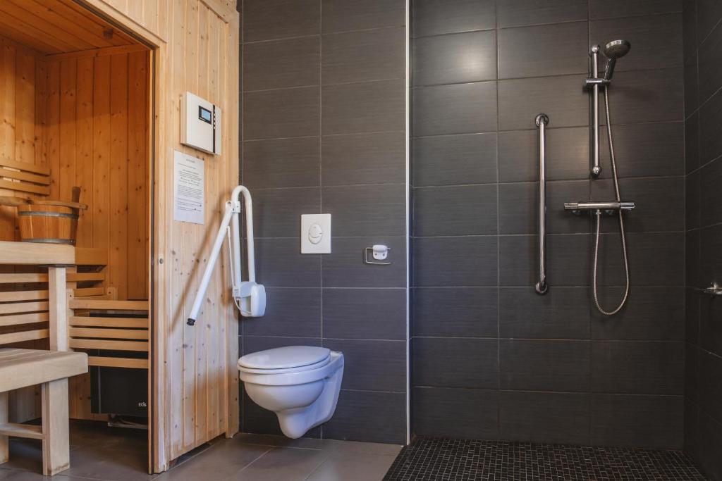 une salle de bain avec toilettes et douche dans l'établissement Les Bouviers, à Saint-Denis 37 autres photos