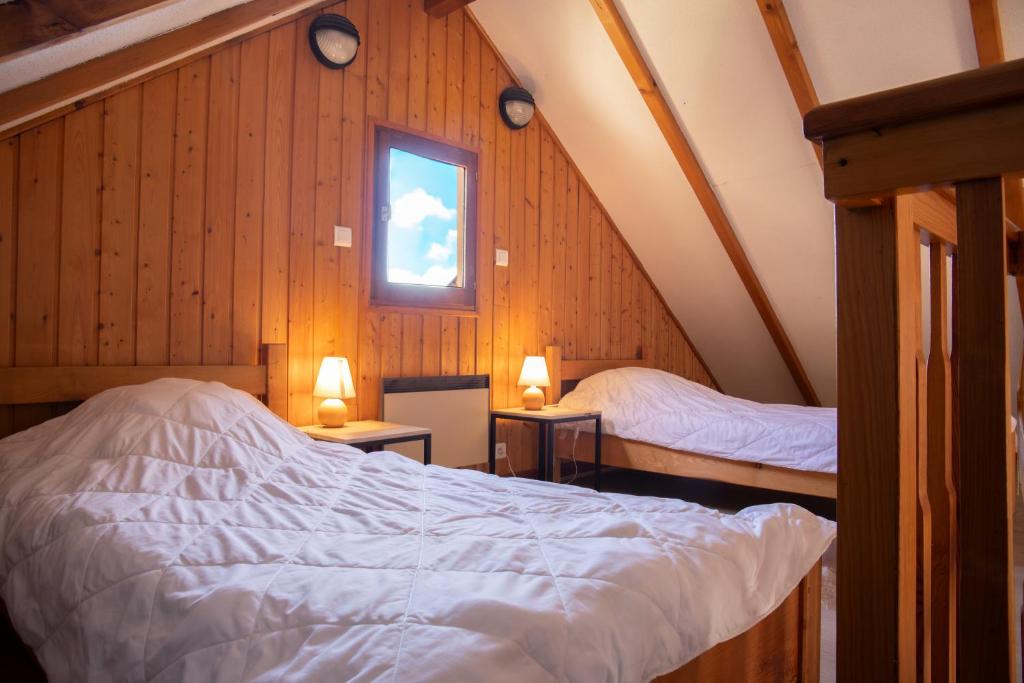 - une chambre mansardée avec 2 lits et 2 lampes dans l'établissement Les Bouviers, à Saint-Denis