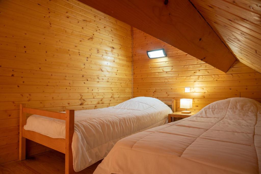 - une chambre avec 2 lits dans une cabane en bois dans l'établissement Les Bouviers, à Saint-Denis
