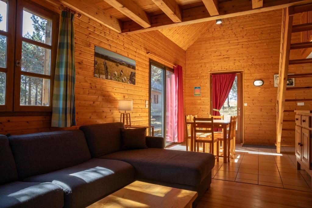 un salon avec un canapé et une table dans l'établissement Les Bouviers, à Saint-Denis