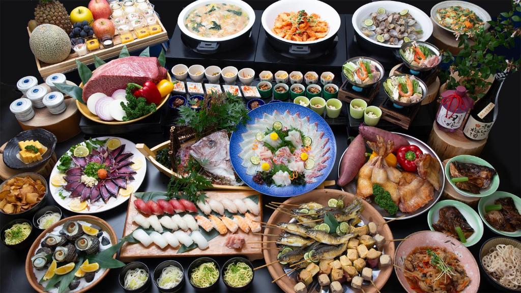 une table garnie de nombreux types d'aliments différents dans l'établissement Bizan Kaigetsu, à Tokushima