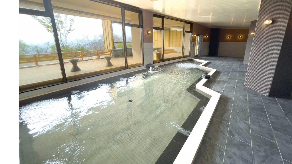 - une grande piscine dans un bâtiment doté de fenêtres dans l'établissement Bizan Kaigetsu, à Tokushima