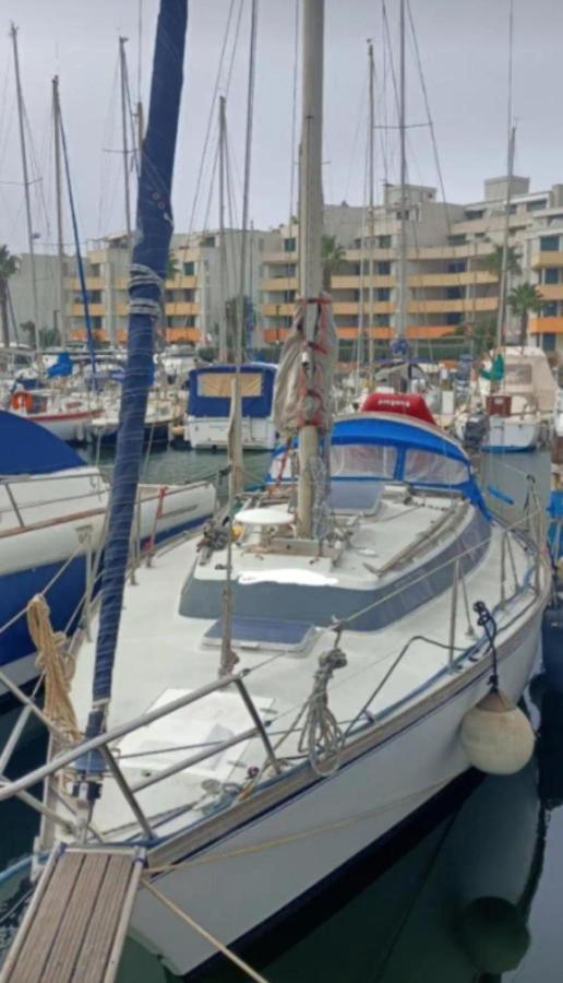 un bateau est amarré dans un port avec d'autres bateaux dans l'établissement nuit insolite sur un bateau, à Canet