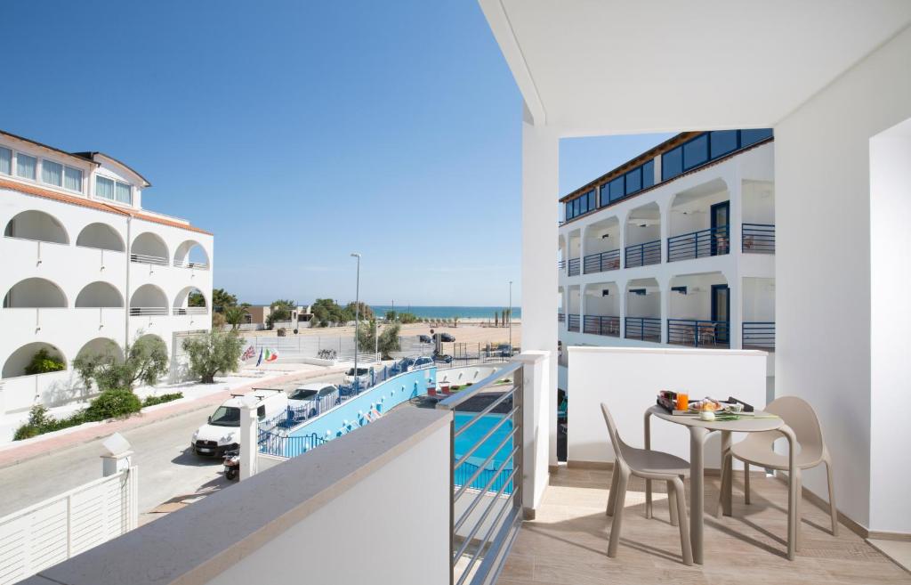 un balcon avec une table et des chaises et une vue sur la plage dans l'établissement Forte 2 Hotel, à Vieste