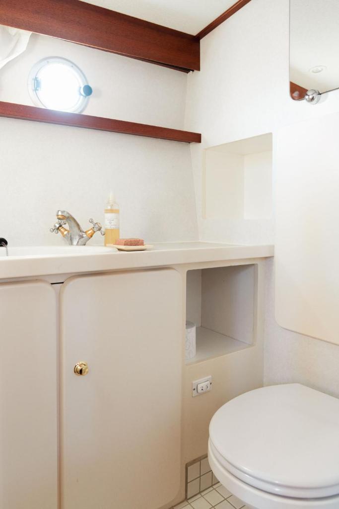 une salle de bain avec toilettes et lavabo dans l'établissement Hébergement insolite en demi-pension et excursion gastronomique en bateau, à Bouzigues 10 autres photos