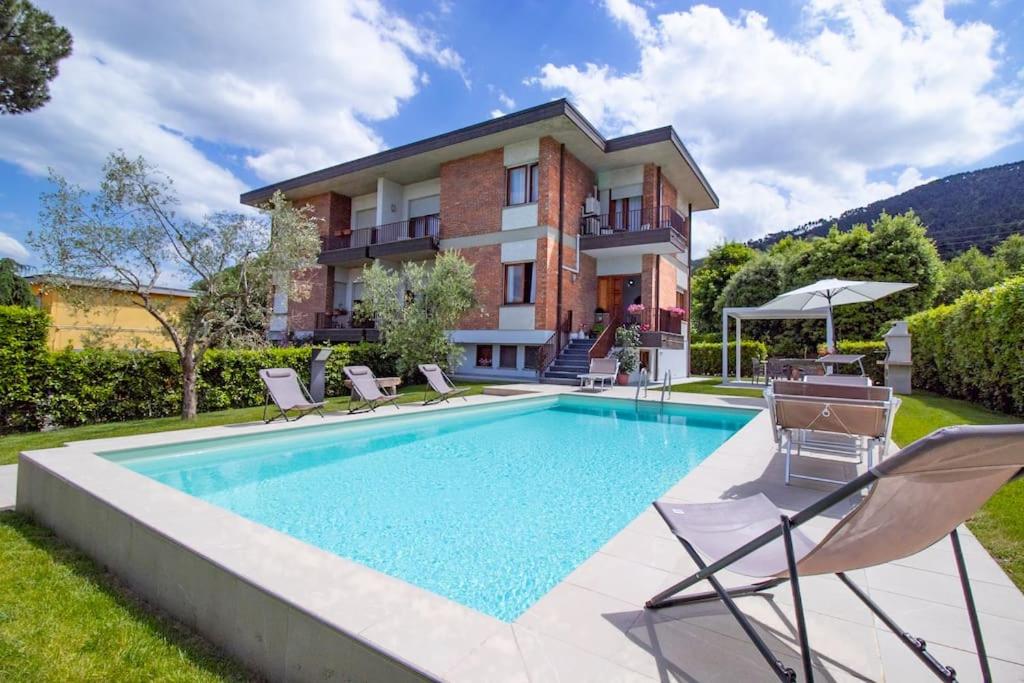 une piscine devant une maison dans l'établissement Villa Asmara Piscina AC WI-FI Park, à Capannori