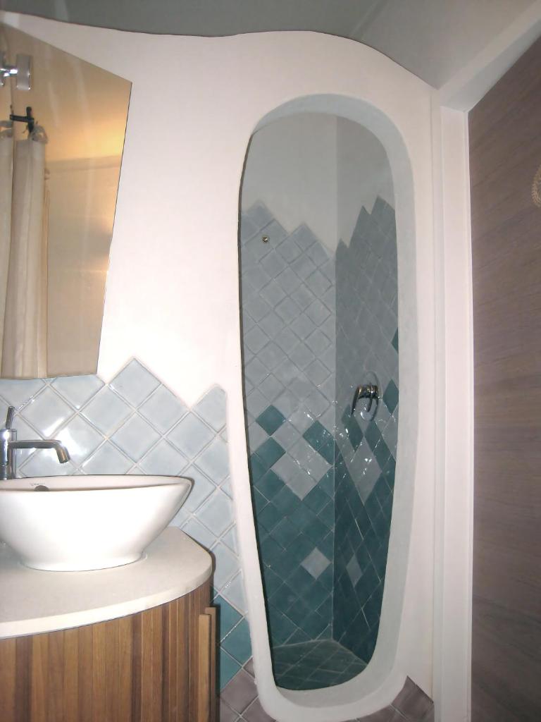 une salle de bain avec un lavabo et un miroir dans l'établissement Villa il Capriccio, à Conca Verde 2 autres photos