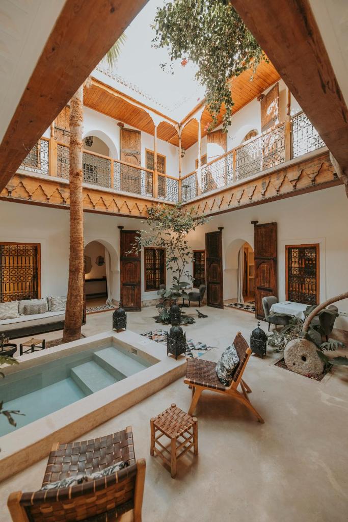 une grande chambre avec une piscine dans une maison dans l'établissement Riad Djebel, à Marrakech