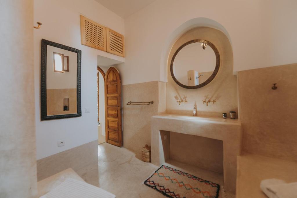 une salle de bain avec un lavabo et un miroir dans l'établissement Riad Djebel, à Marrakech