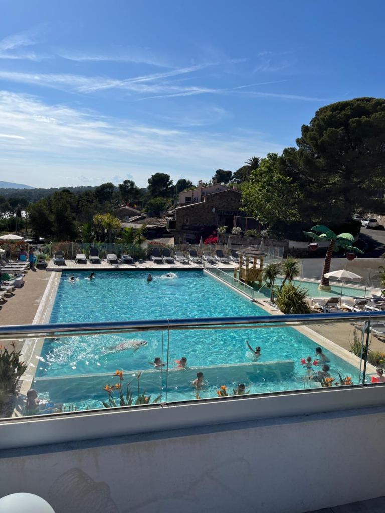 - une grande piscine avec des personnes dans l'établissement View and Dream, à Saint-Raphaël