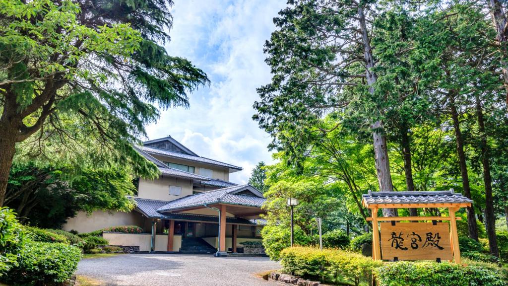 une maison avec un panneau devant dans l'établissement Ryuguden, à Hakone