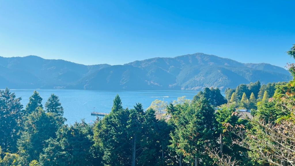 une vue d'un lac avec des montagnes en arrière-plan dans l'établissement Ryuguden, à Hakone