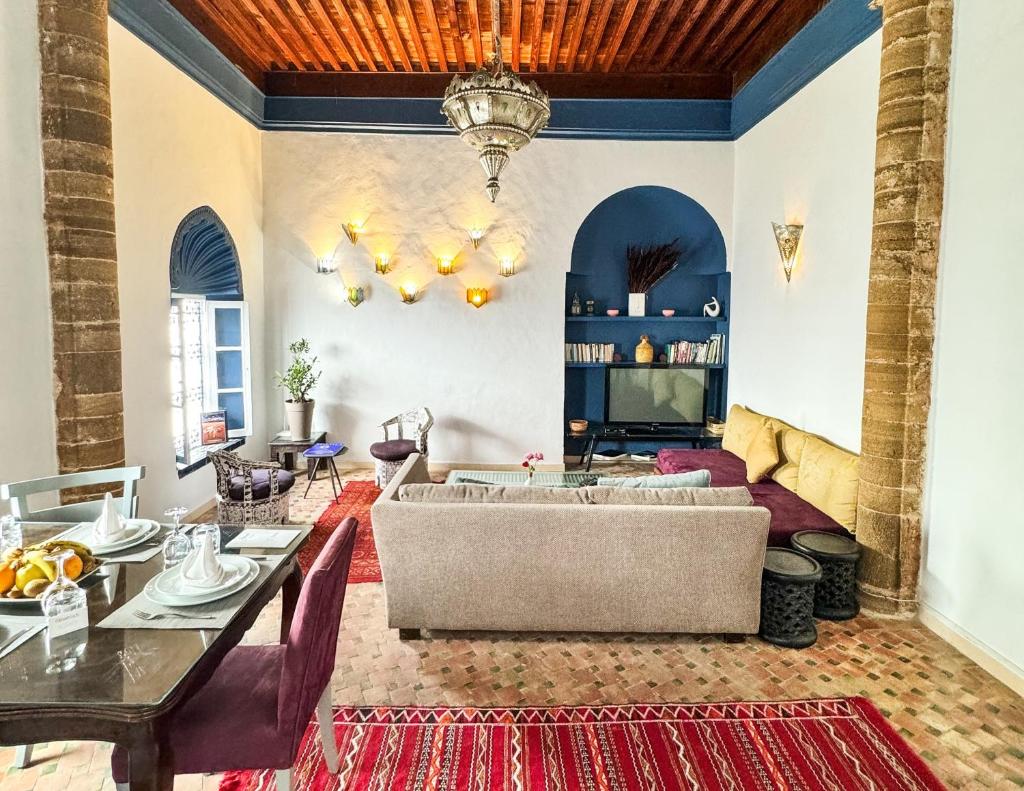 un salon avec un canapé et une table dans l'établissement Riad Kalaa, à Rabat