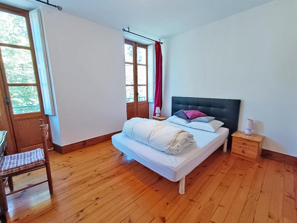 - une chambre avec un lit dans un dortoir doté de parquet dans l'établissement Le petit cerf, T3, wifi, cave, à Luchon