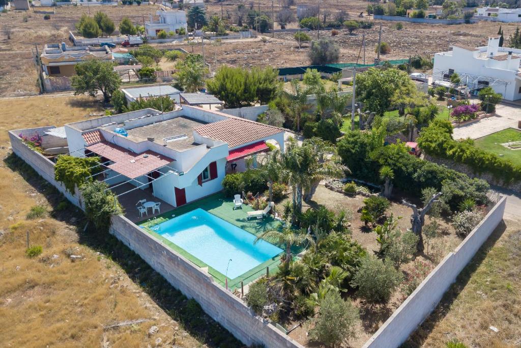 une vue aérienne d'une maison avec piscine dans l'établissement Villa Strea With Pool - Happy Rentals, à Porto Cesareo