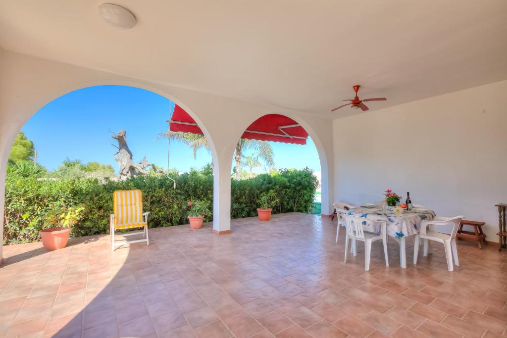 une salle à manger avec une table et des chaises dans une maison dans l'établissement Villa Strea With Pool - Happy Rentals, à Porto Cesareo