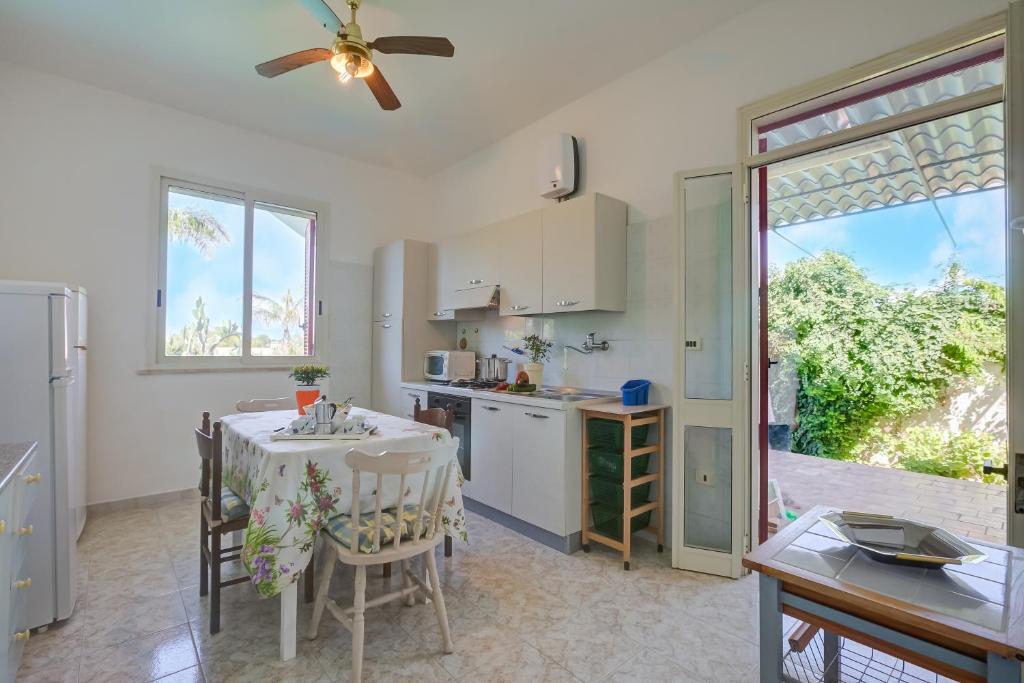 une cuisine avec une table et une salle à manger dans l'établissement Villa Strea With Pool - Happy Rentals, à Porto Cesareo 35 autres photos