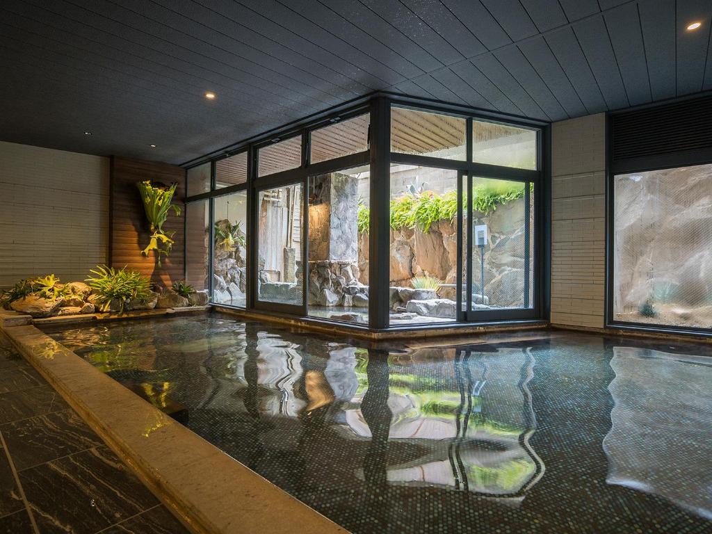 une maison avec une piscine au milieu dans l'établissement Irifuneso, à Ureshino