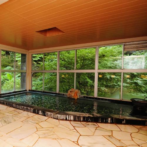 - une piscine dans une chambre dotée de grandes fenêtres dans l'établissement 筑波山江戸屋, à Tsukuba