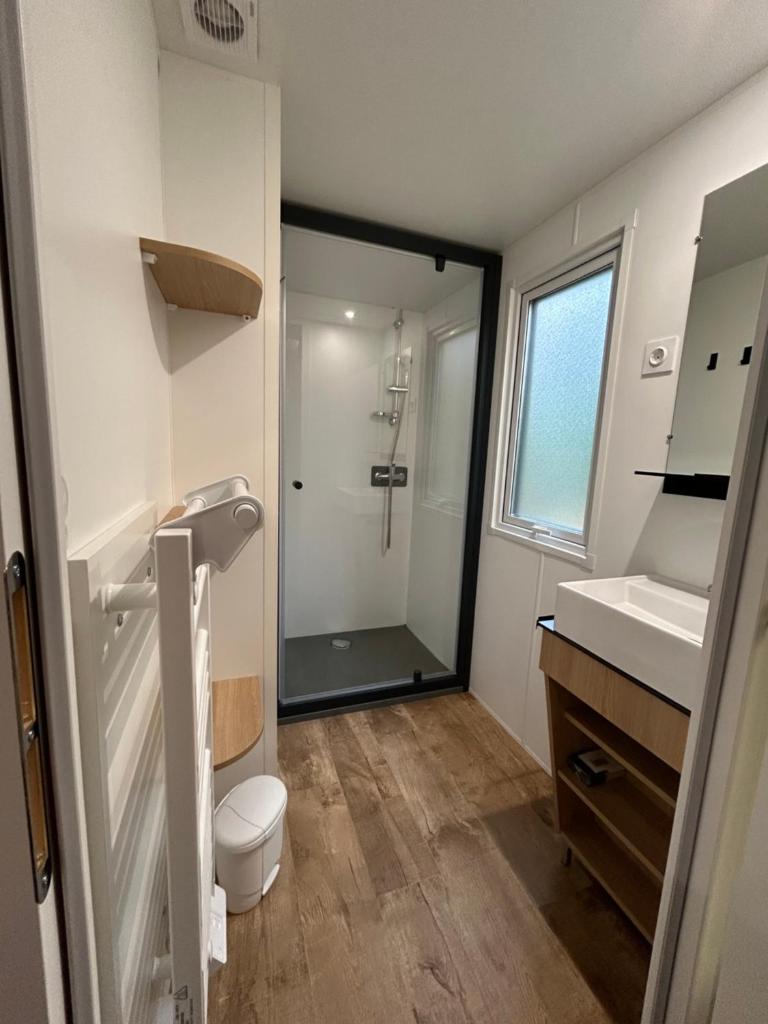 une salle de bain avec une douche, des toilettes et un lavabo dans l'établissement Mobil home ile de loisirs de buthiers, à Buthiers