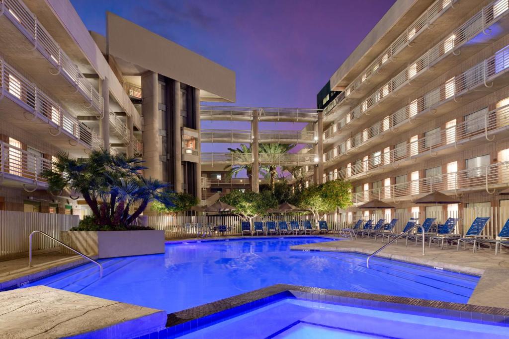 DoubleTree Suites by Hilton Phoenix Image
