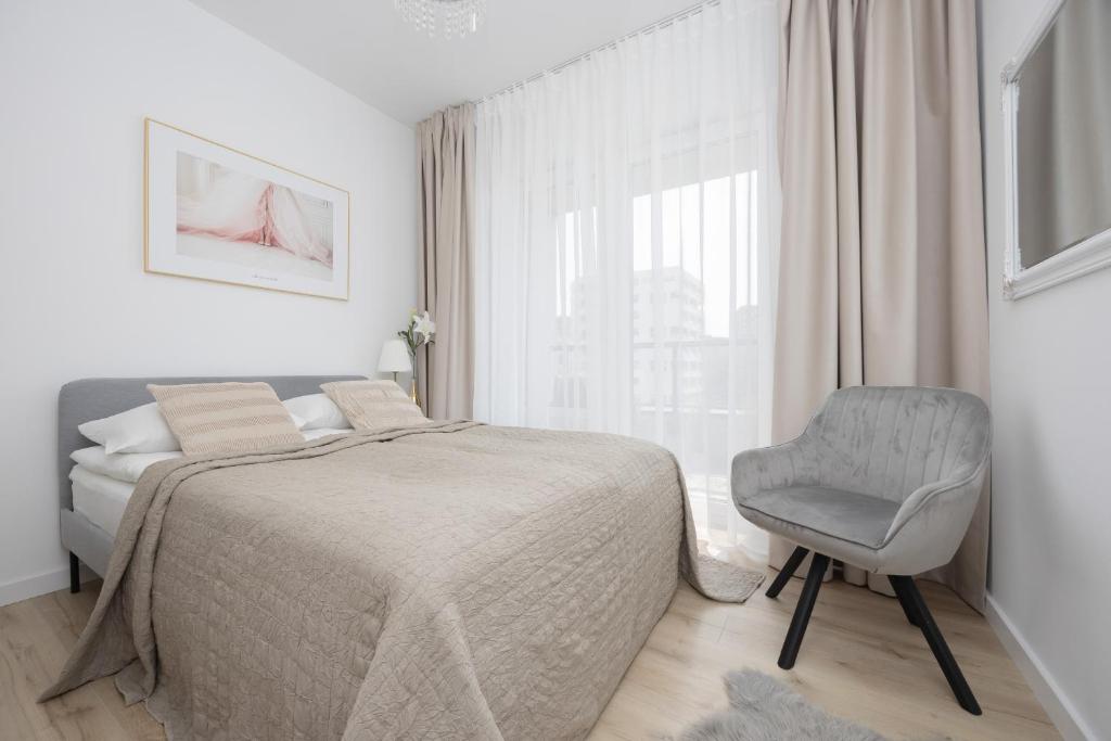 Metro Targówek One Bedroom Apartment for 4 with Furnished Balcony by Noclegi Renters 2