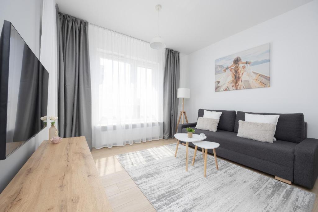 Metro Targówek One Bedroom Apartment for 4 with Furnished Balcony by Noclegi Renters 7