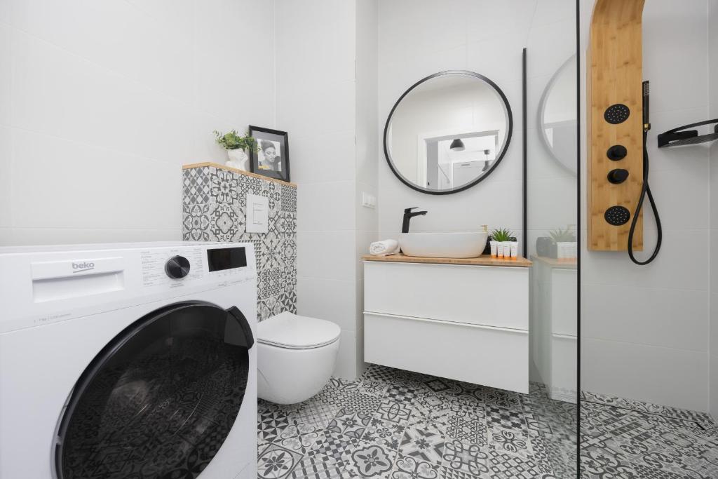Metro Targówek One Bedroom Apartment for 4 with Furnished Balcony by Noclegi Renters 5