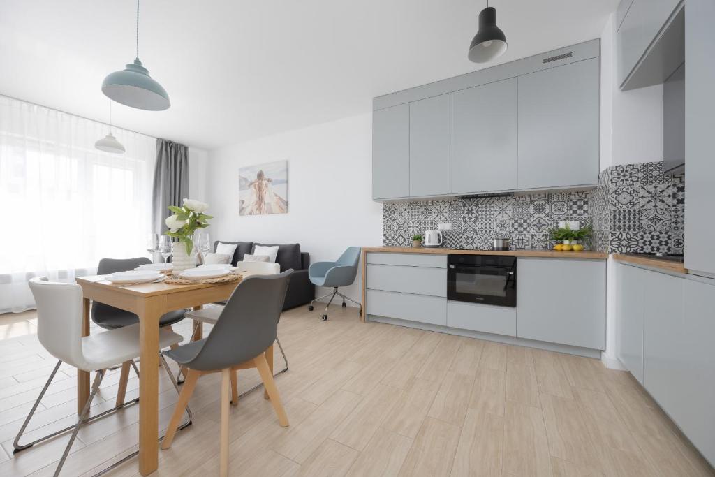Metro Targówek One Bedroom Apartment for 4 with Furnished Balcony by Noclegi Renters 3