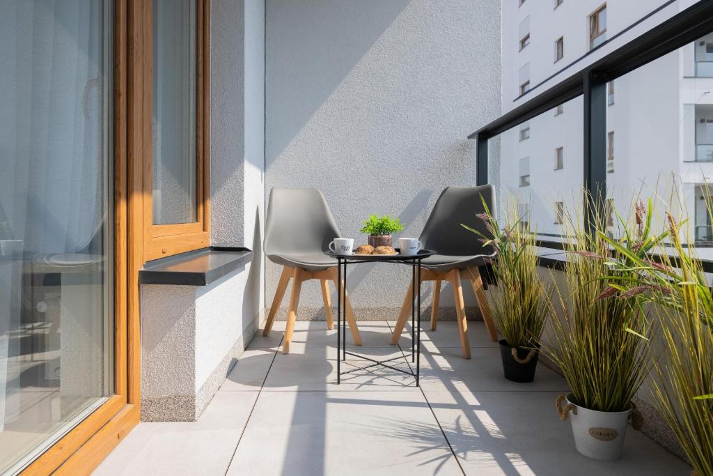 Metro Targówek One Bedroom Apartment for 4 with Furnished Balcony by Noclegi Renters 6