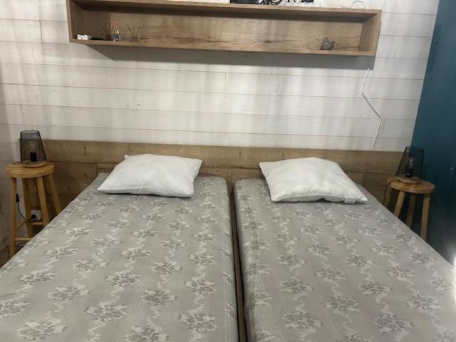 un lit avec deux oreillers dessus dans une chambre dans l'établissement Camping de Bernadou - Le Lodge, à Villemur-sur-Tarn