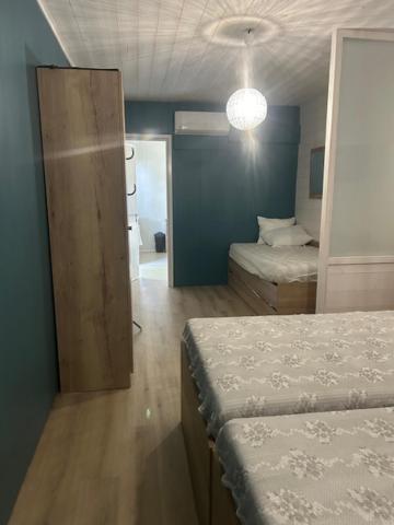 - une chambre avec 2 lits et une porte menant à une salle de bains dans l'établissement Camping de Bernadou - Le Lodge, à Villemur-sur-Tarn