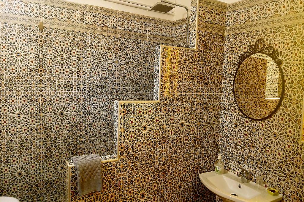 une salle de bain avec un lavabo et un miroir dans l'établissement Riad Meftaha, à Rabat 37 autres photos