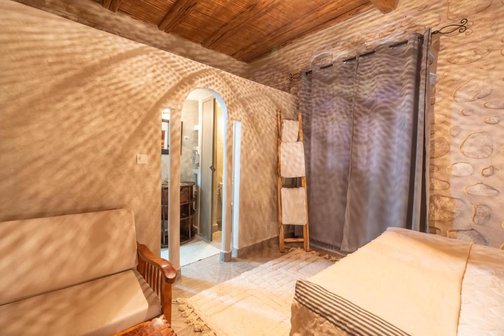 un salon avec un canapé et une fenêtre dans l'établissement DAR ETTO Riad & Spa, à Essaouira