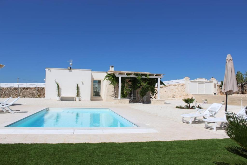 une villa avec piscine dans une cour dans l'établissement Lamia Itria, à Martina Franca