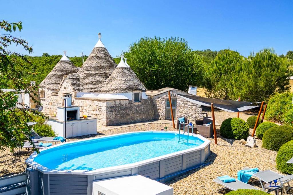 - une grande piscine dans la cour d'une maison dans l'établissement Villa Trullo Selva Grande by Villa Plus, à Martina Franca